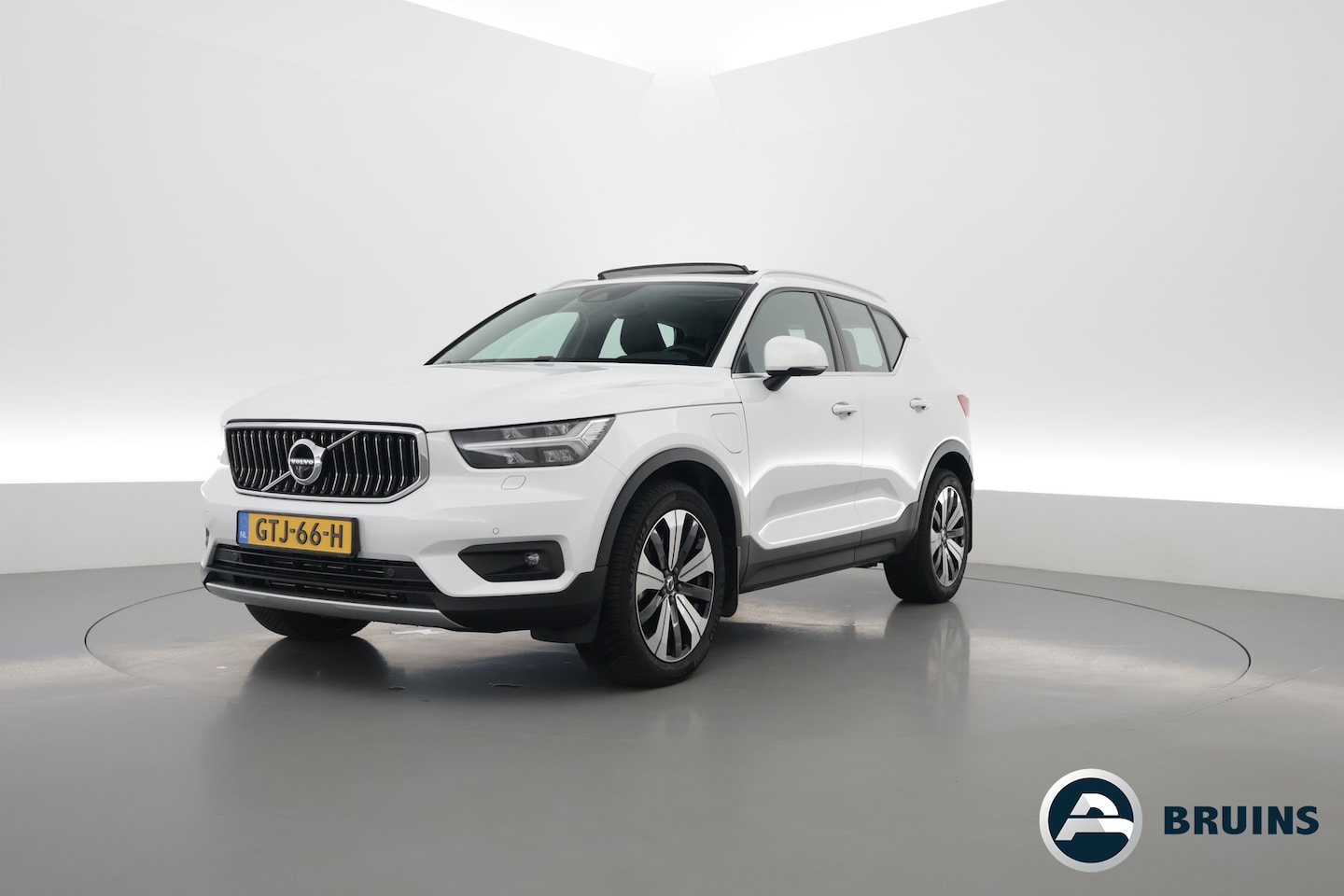 Volvo XC40 - 1.5 T5 Recharge Inscription | Pano-dak | 360 camera | Trekhaak | H&K audio | ACC+Blis | St - AutoWereld.nl