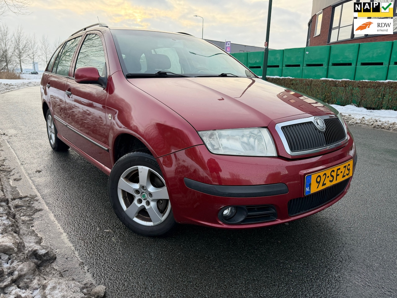 Skoda Fabia Combi - 1.4-16V Elegance AIRCO,ELEC RAMEN,SPORT VELGEN,TREKHAAK,ZEER NETJES !!!! - AutoWereld.nl