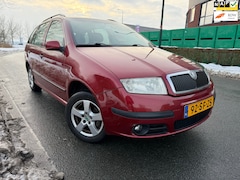 Skoda Fabia Combi - 1.4-16V Elegance AIRCO, ELEC RAMEN, SPORT VELGEN, TREKHAAK, ZEER NETJES