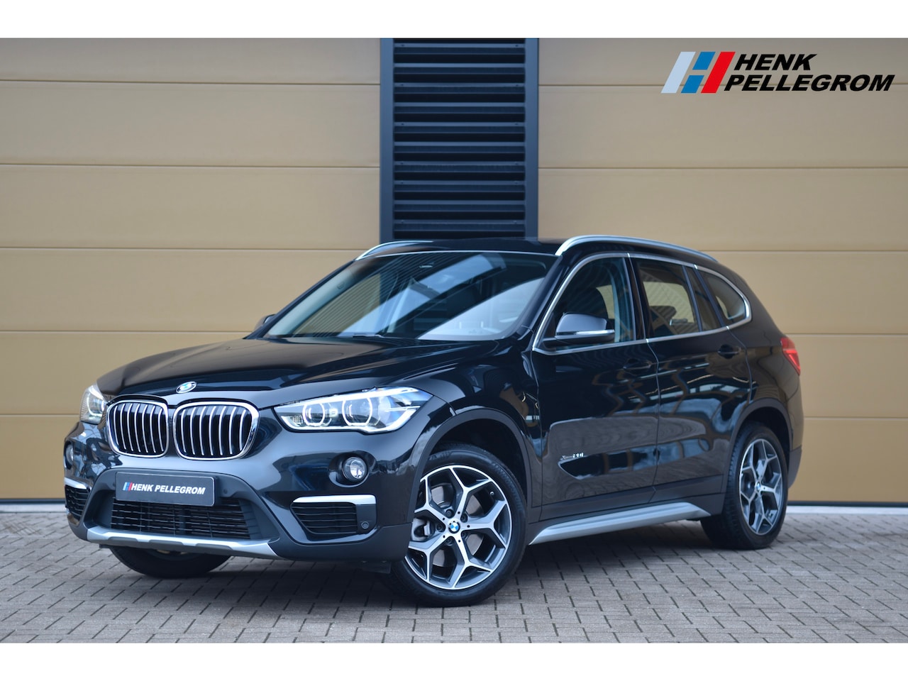 BMW X1 - xDrive20i High Executive * Trekhaak * Camera * Panoramadak * Head-up * X-Line * - AutoWereld.nl