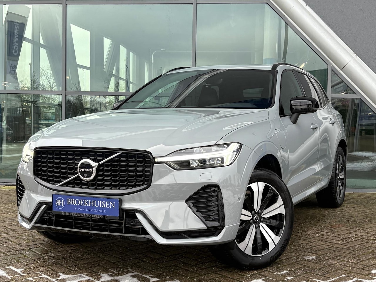 Volvo XC60 - 2.0 T6 Plug-in hybrid AWD Plus Dark 398pk Long Range Panoramadak / 360 Camera / Luxe Stoel - AutoWereld.nl