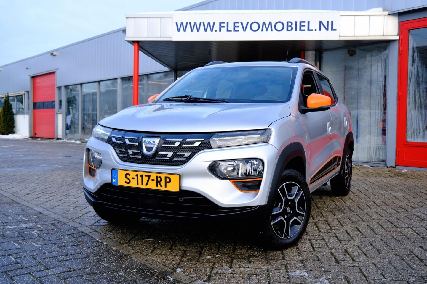 Dacia Spring - Comfort Plus (Orange Pack) 27 kWh Aut. Navi|Leder|Airco|Cam - AutoWereld.nl