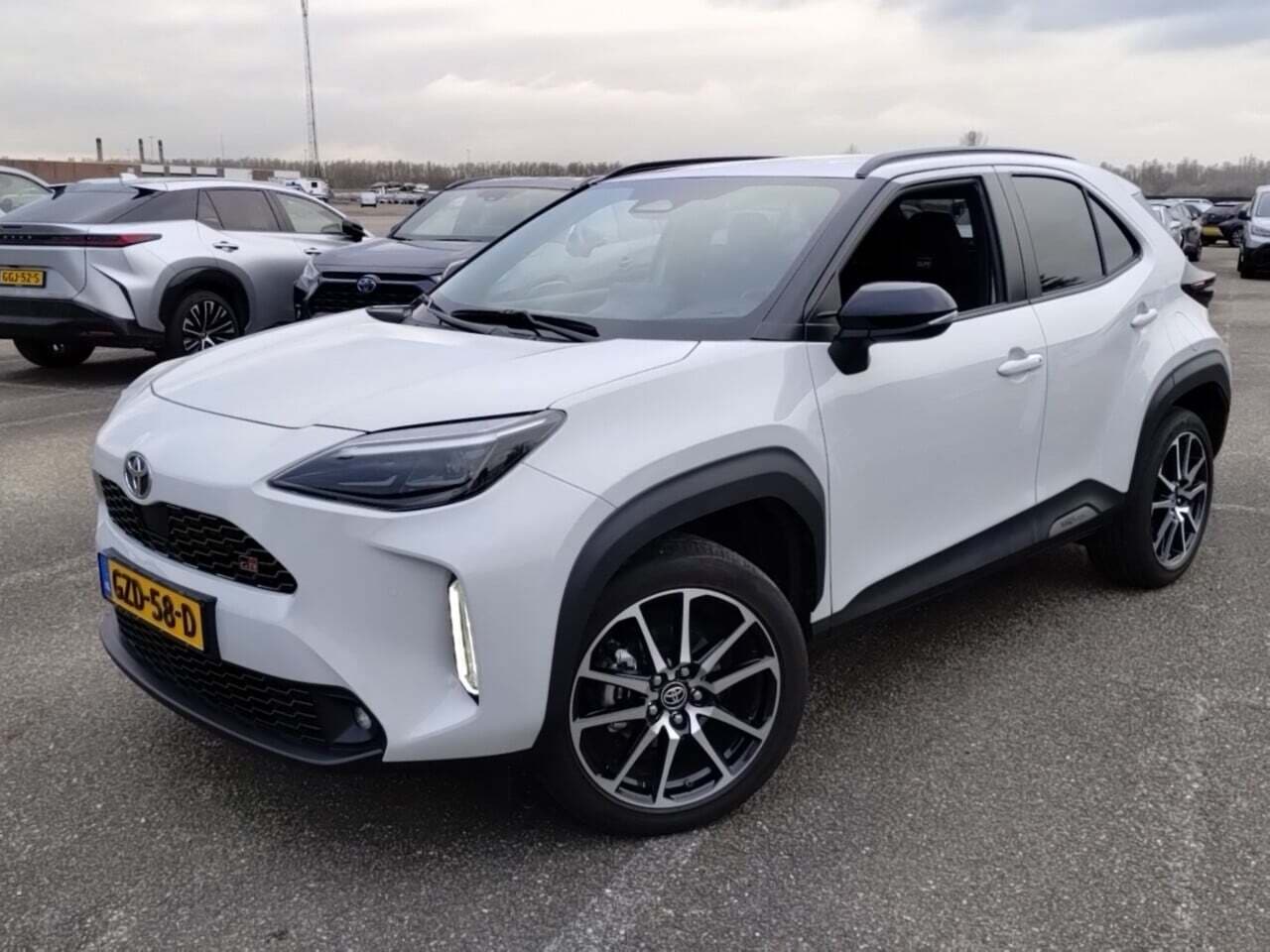 Toyota Yaris Cross - 1.5 Hybrid 130 GR Sport | Navigatie | NL-auto - AutoWereld.nl
