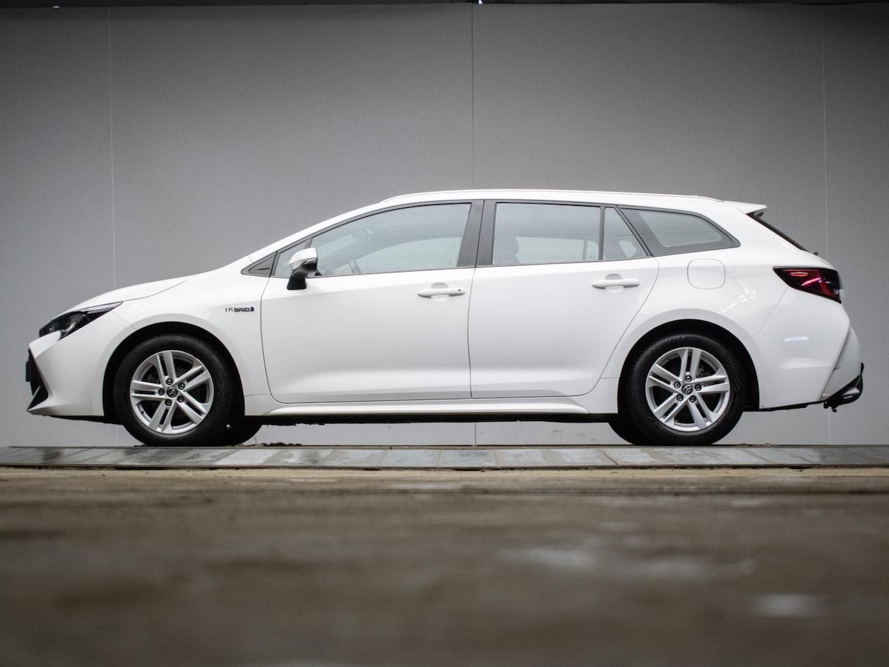 Toyota Corolla Touring Sports - 1.8 Hybrid Active Sport (NAVI,CLIMATE,ADAPTIVE CRUISE,CAMERA,PDC,SPORTSTOELEN,LM VELGEN,NE - AutoWereld.nl