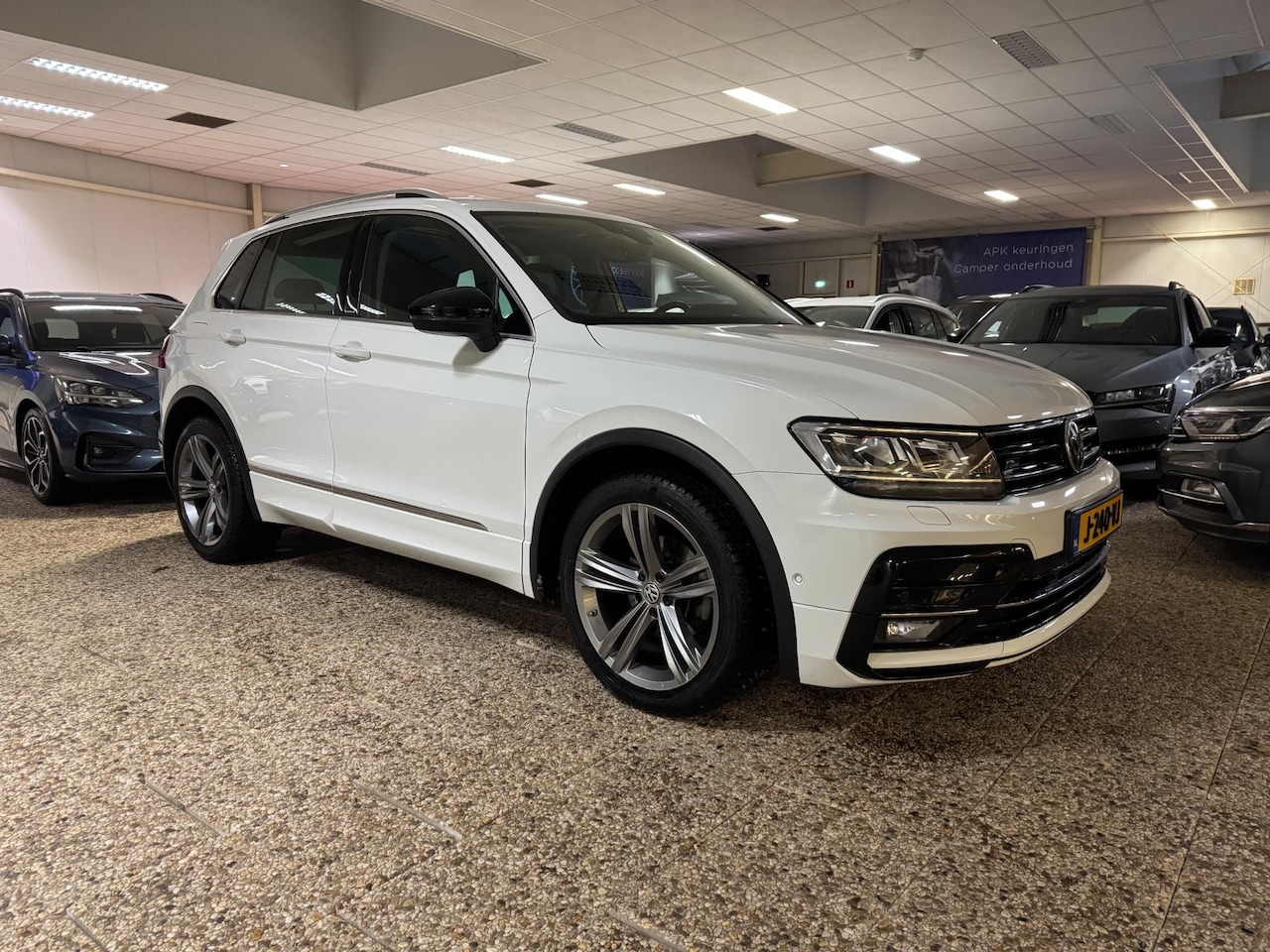 Volkswagen Tiguan - 1.5 TSI ACT Highline Business Rline Automaat | Airco | Elek. pakket | Vol opties | Panodak - AutoWereld.nl