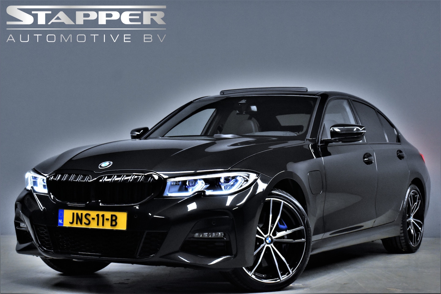 BMW 3-serie - 330e 292pk M-Sport Automaat Pano/H.Kardon/Laser/Virtual/Carplay/HUD/Keyless/Camera/Lmv19’’ - AutoWereld.nl
