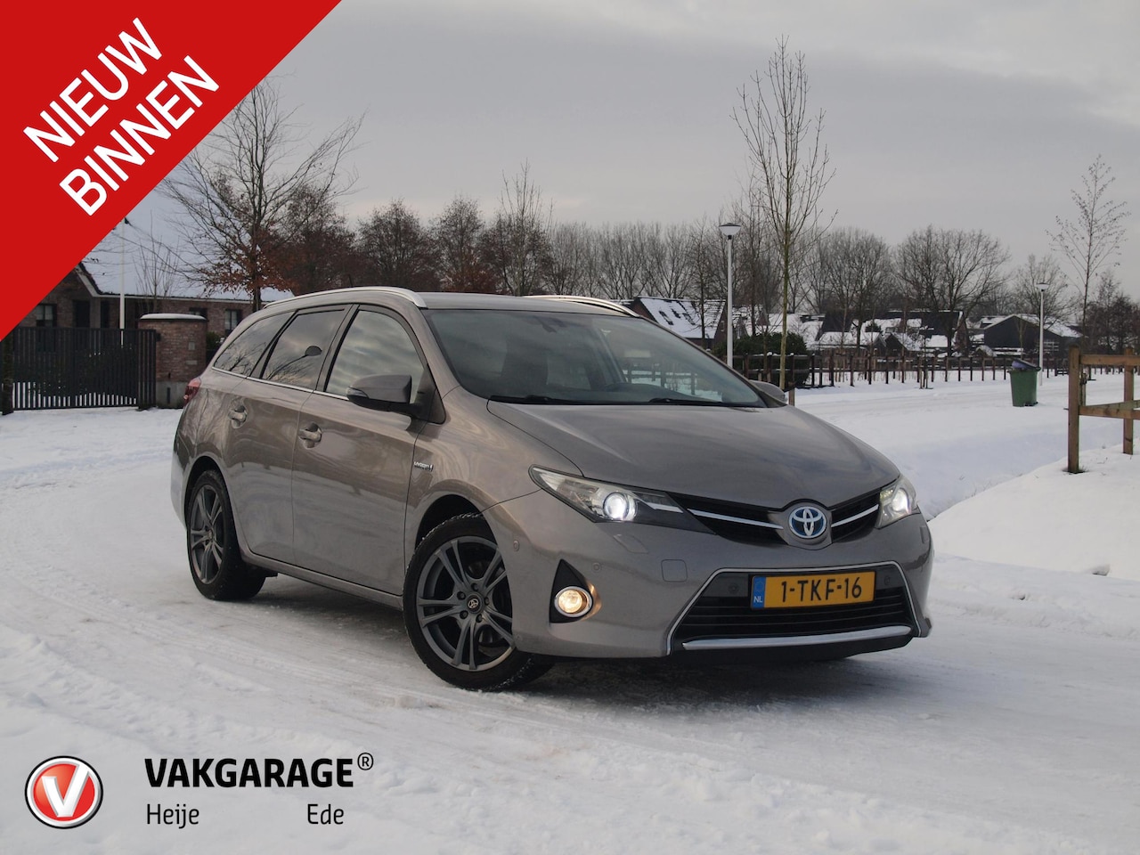 Toyota Auris Touring Sports - 1.8 Hybrid Lease+ | Panoramadak | Camera | Stoelverwarming - AutoWereld.nl