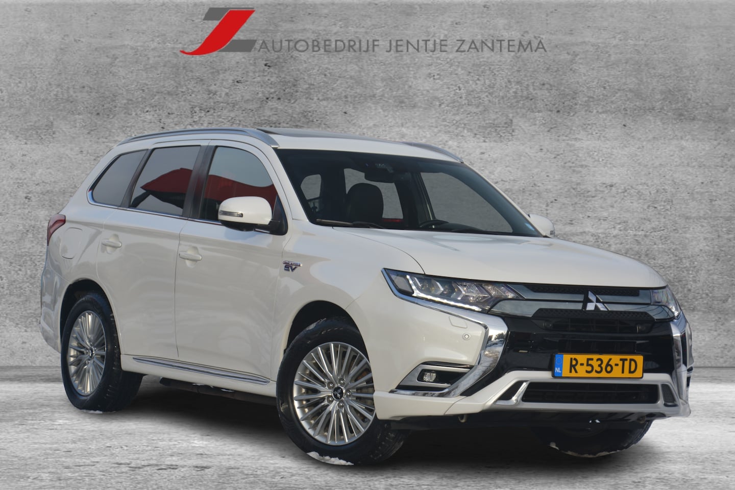 Mitsubishi Outlander - 2.4 PHEV S-Edition | Schuif-kanteldak | Leer | Keyless | 360 camera | DAB+ | Dodehoek assi - AutoWereld.nl