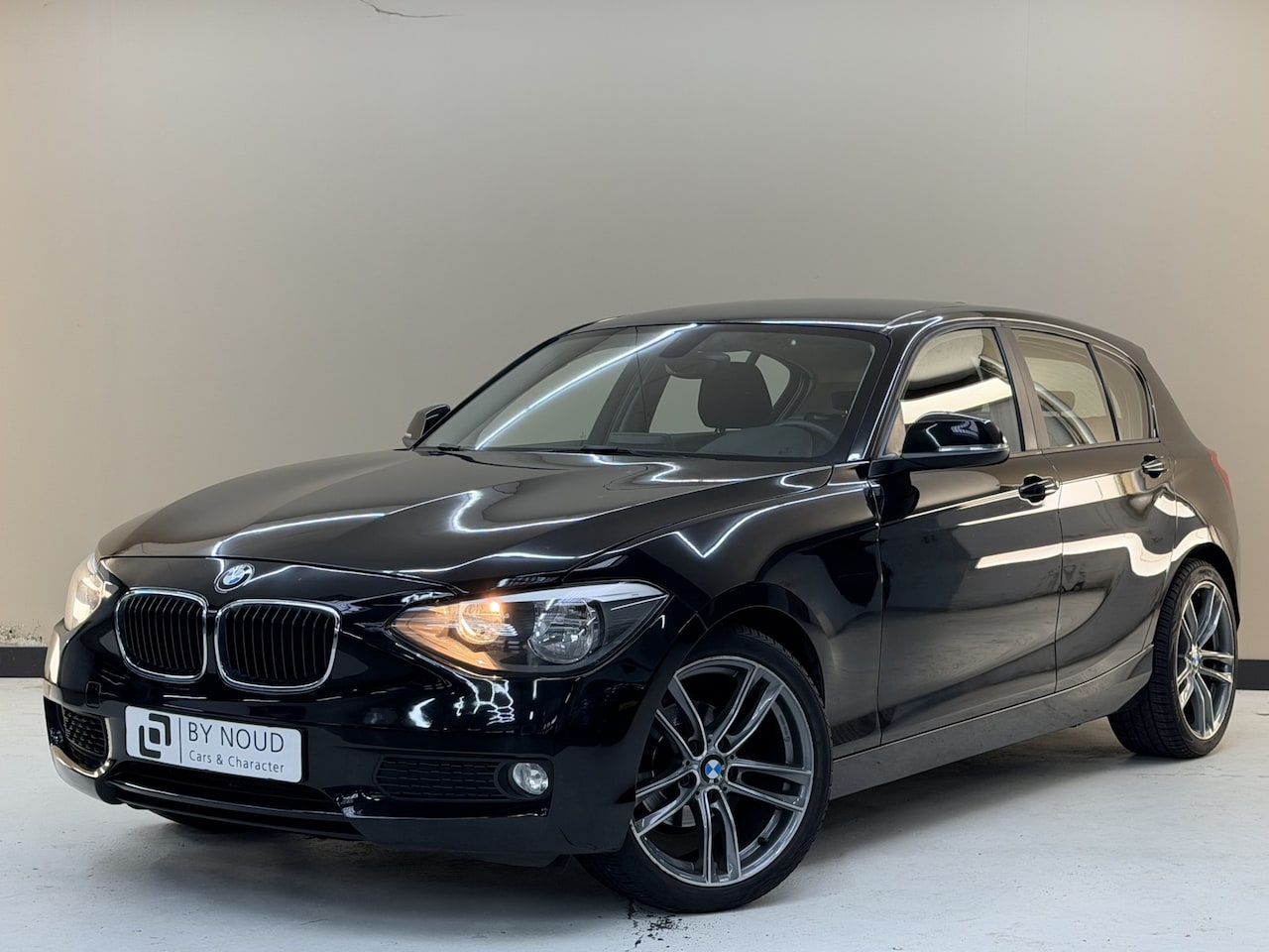 BMW 1-serie - 116i Business 116i Business+, 136Pk, 2012, 4 seizoenen banden, Parkeersensoren, Stoelverwarming, Airco, - AutoWereld.nl