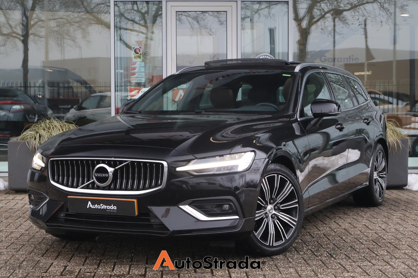 Volvo V60 - B3 163pk Inscription | Leder | Memory | Pano | Keyless | Dodehoek | Camera | ACC | Trekhaa - AutoWereld.nl
