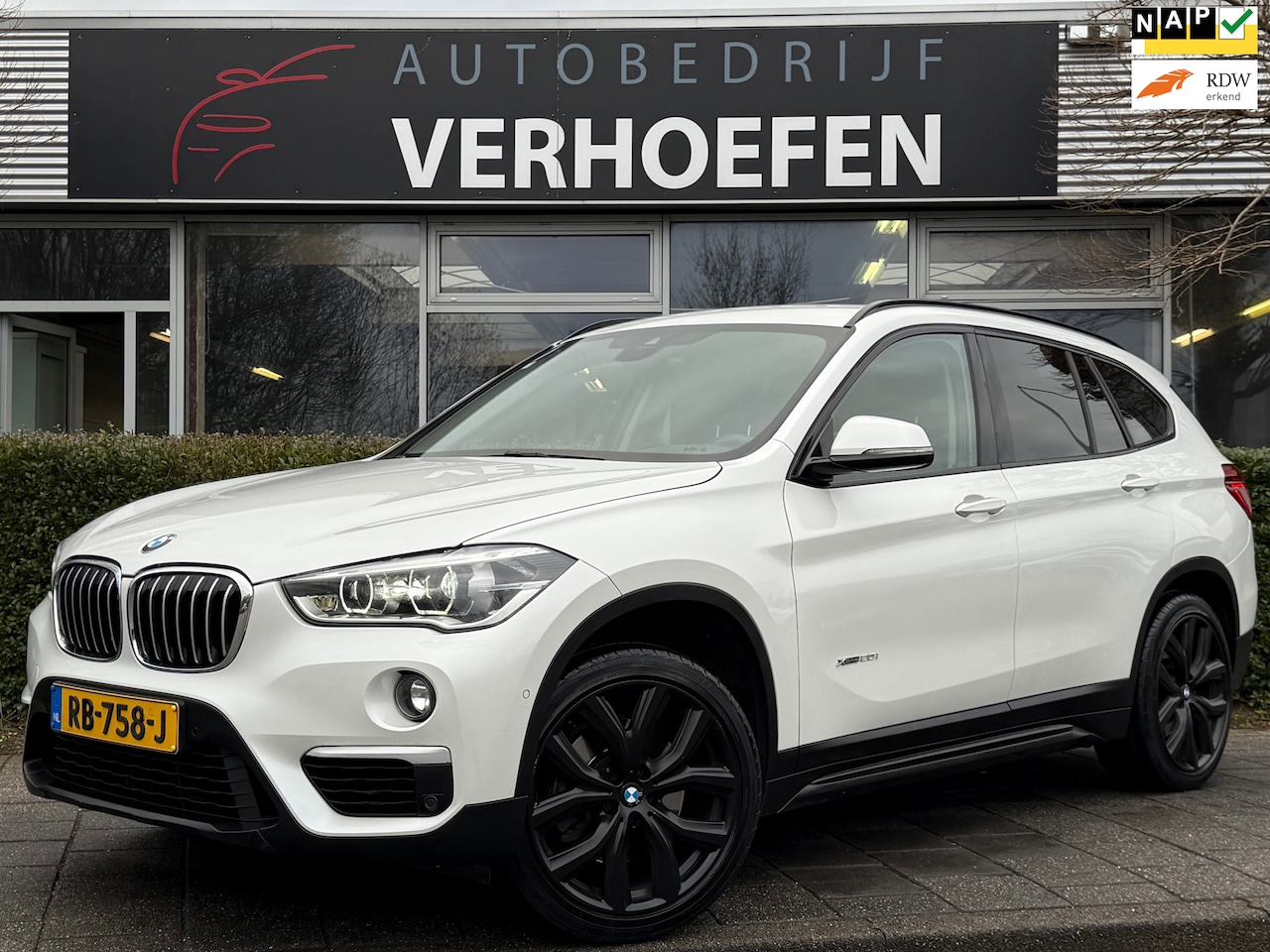 BMW X1 - XDrive20i High Executive - AUTOMAAT - LEDER - XENON - STOEL VERW - PARK SENSOREN ! - AutoWereld.nl