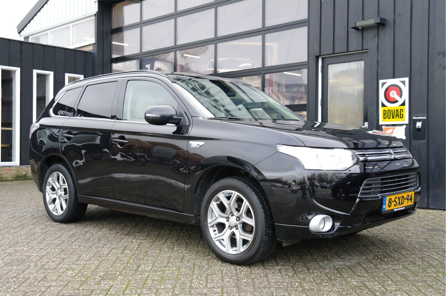 Mitsubishi Outlander - 2.0 PHEV instyle | NL-Auto | Leder | Schuifdak | Trekhaak | Stoelverwarming - AutoWereld.nl