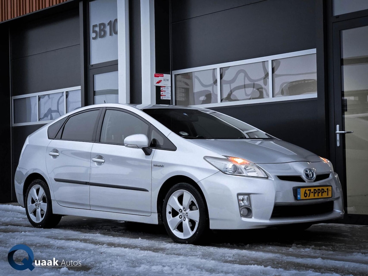 Toyota Prius - 1.8 Dynamic Business | HUD | CRUISE | ONDERHOUD COMPLEET | SUPER NETTE AUTO | 2e EIGENAAR - AutoWereld.nl