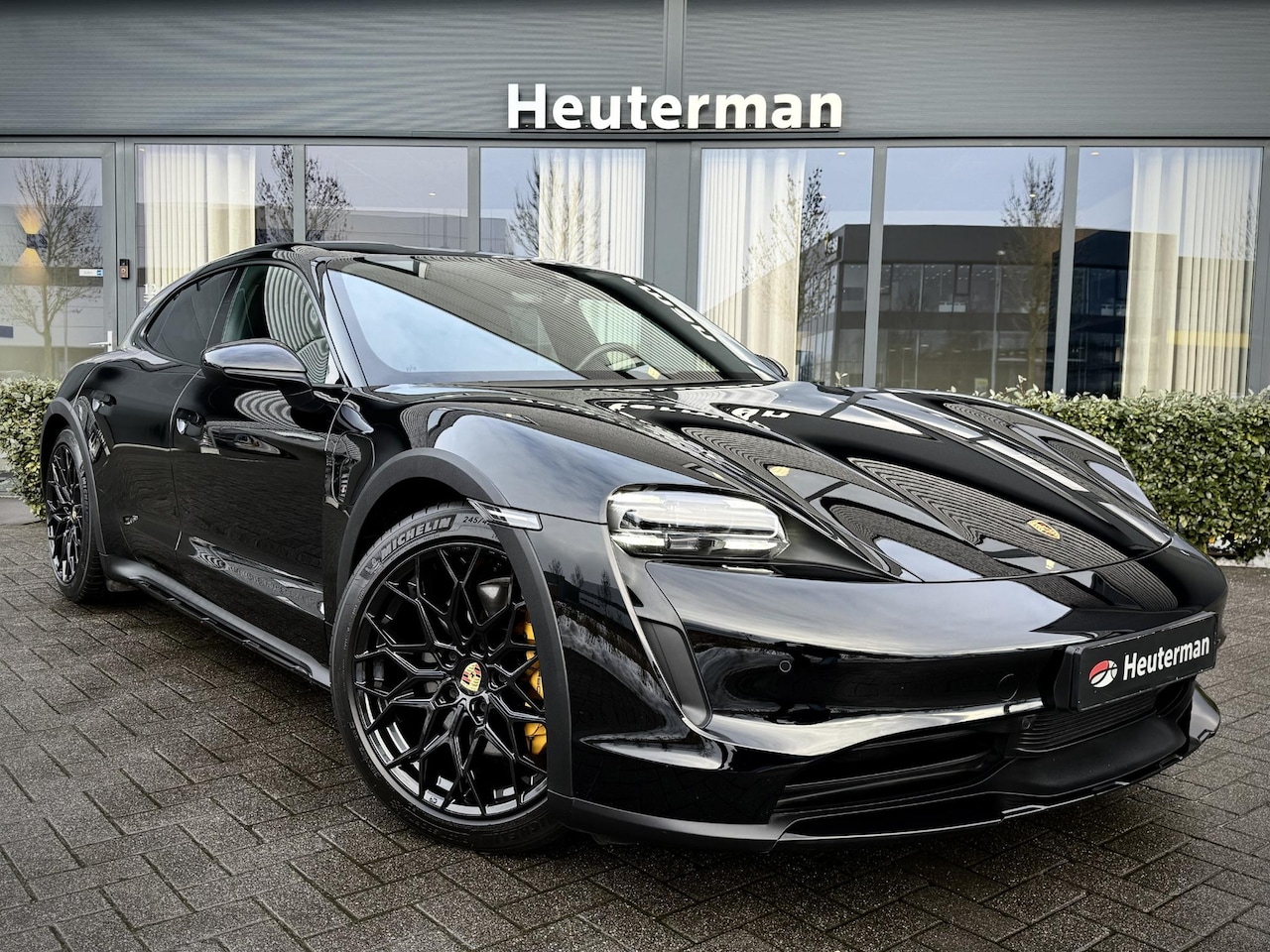 Porsche Taycan Cross Turismo - 4 93 kWh Black Ed/ Gele remklauwen/ Privacyglas - AutoWereld.nl