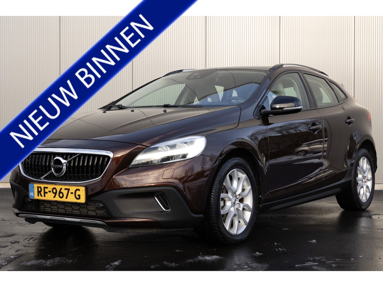 Volvo V40 Cross Country - 2.0 T4 AWD Nordic+ | PANO | LEDER - AutoWereld.nl