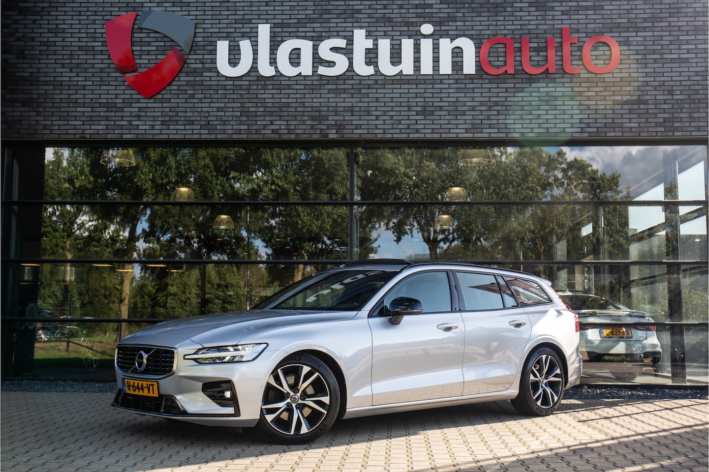 Volvo V60 - 2.0 T4 R-Design | Panoramadak, Nappaleder, BTW - AutoWereld.nl
