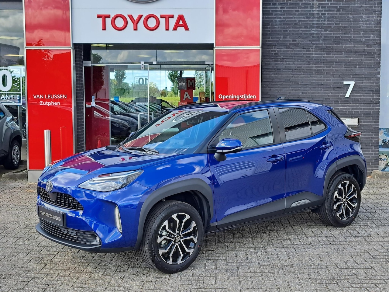 Toyota Yaris Cross - 1.5 Hybrid 115 Dynamic COMFORT PACK NIEUW DIRECT LEVERBAAR BLIND SPOT STOEL/ STUURVERWARMI - AutoWereld.nl