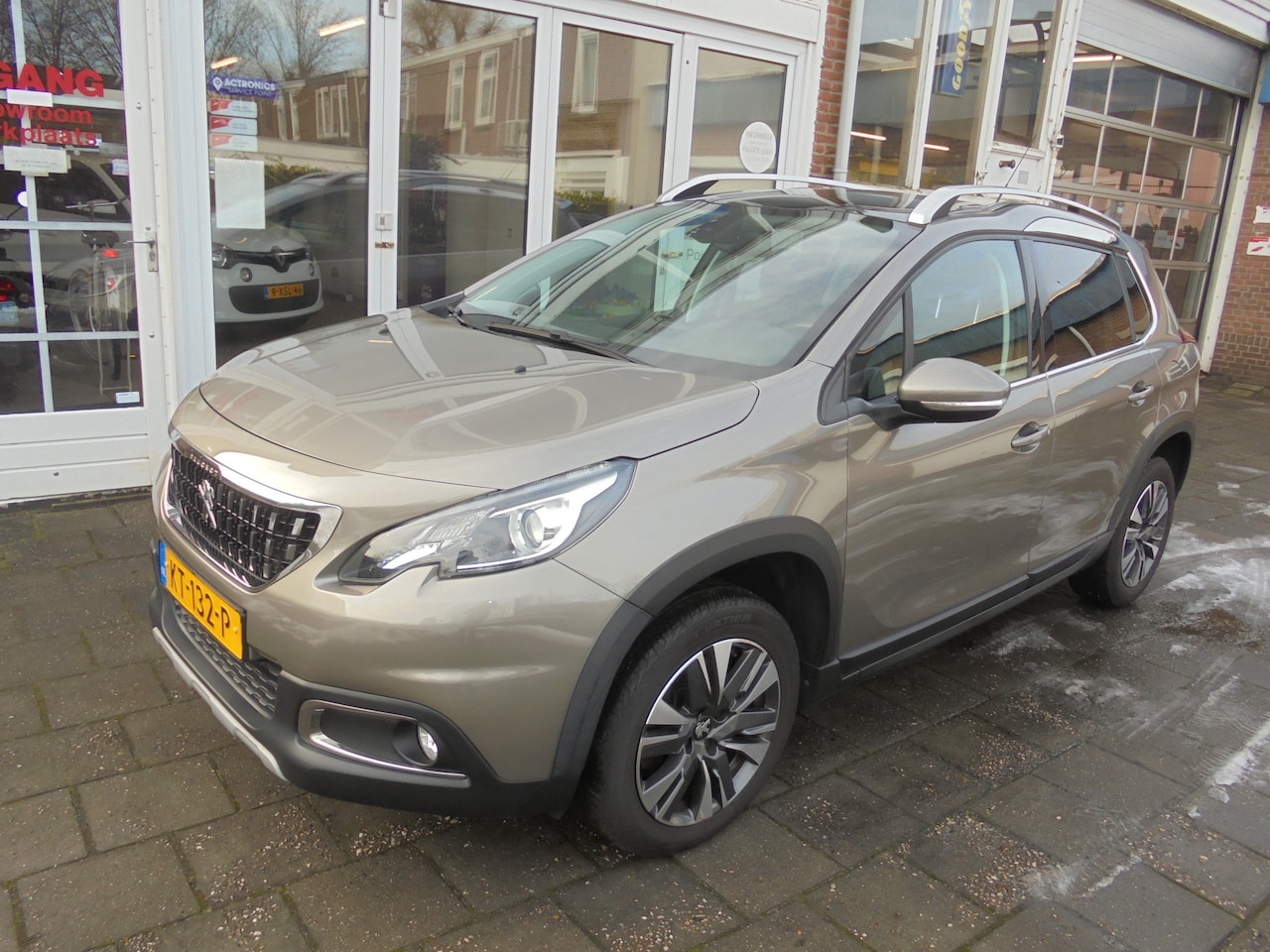 Peugeot 2008 - 1.2 e-THP Allure Business Trekhaak, Panoramadak, Bluetoothm Audiosysteem, Airconiditioning - AutoWereld.nl