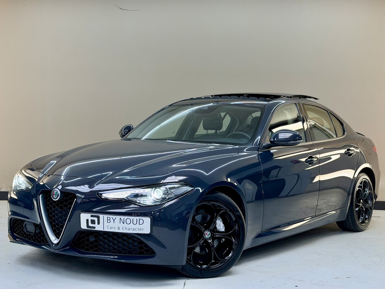 Alfa Romeo Giulia - 2.0T Super 2.0T Super, 200Pk, 2017, 2de eigenaar, Panoramadak, Navigatie, Parkeersensoren, Xenon kopl - AutoWereld.nl