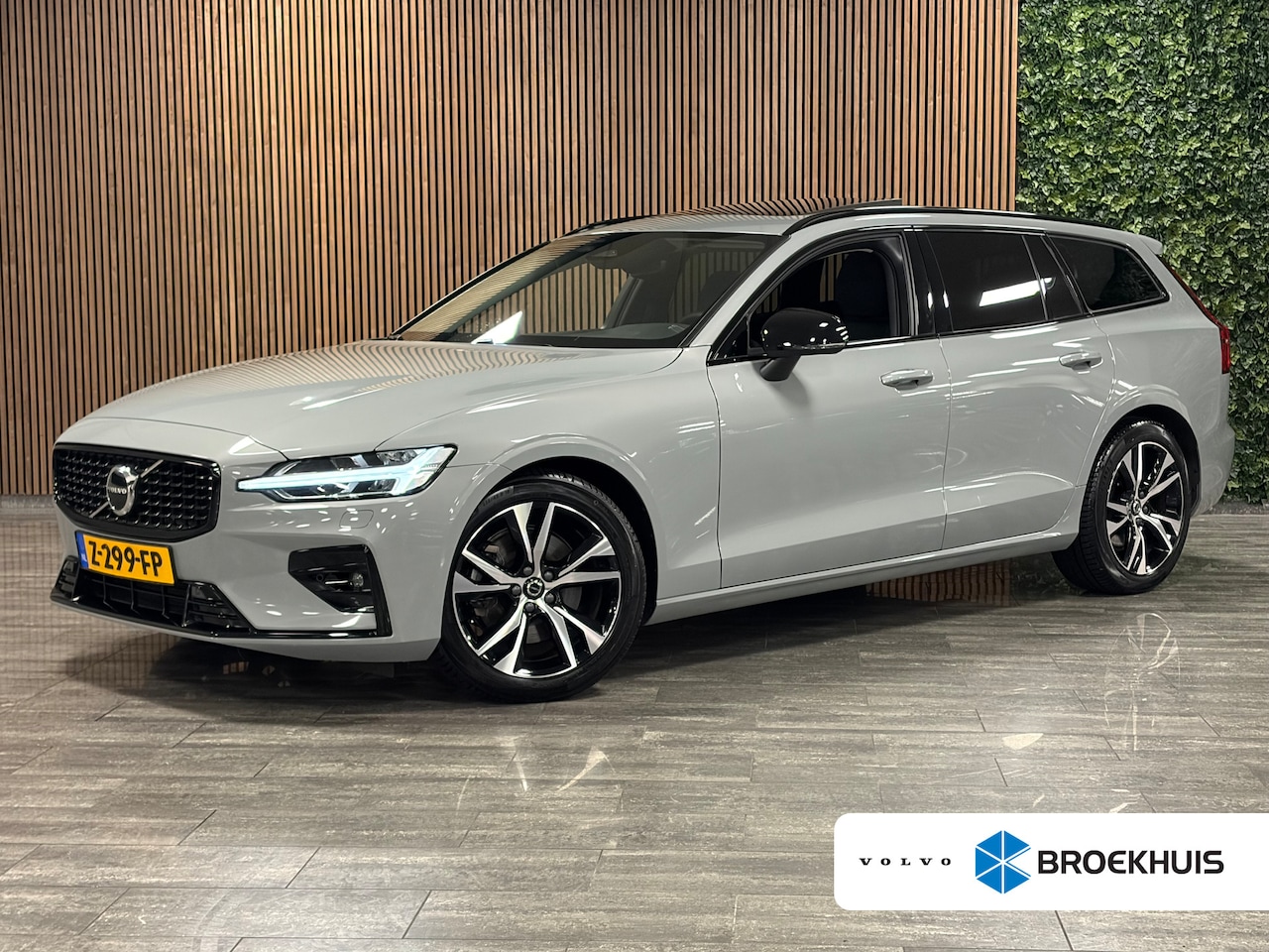 Volvo V60 - B4 Plus Dark Trekhaak | Schuifdak | Adaptieve Cruise Control | Stoelverwarming voor+achter - AutoWereld.nl