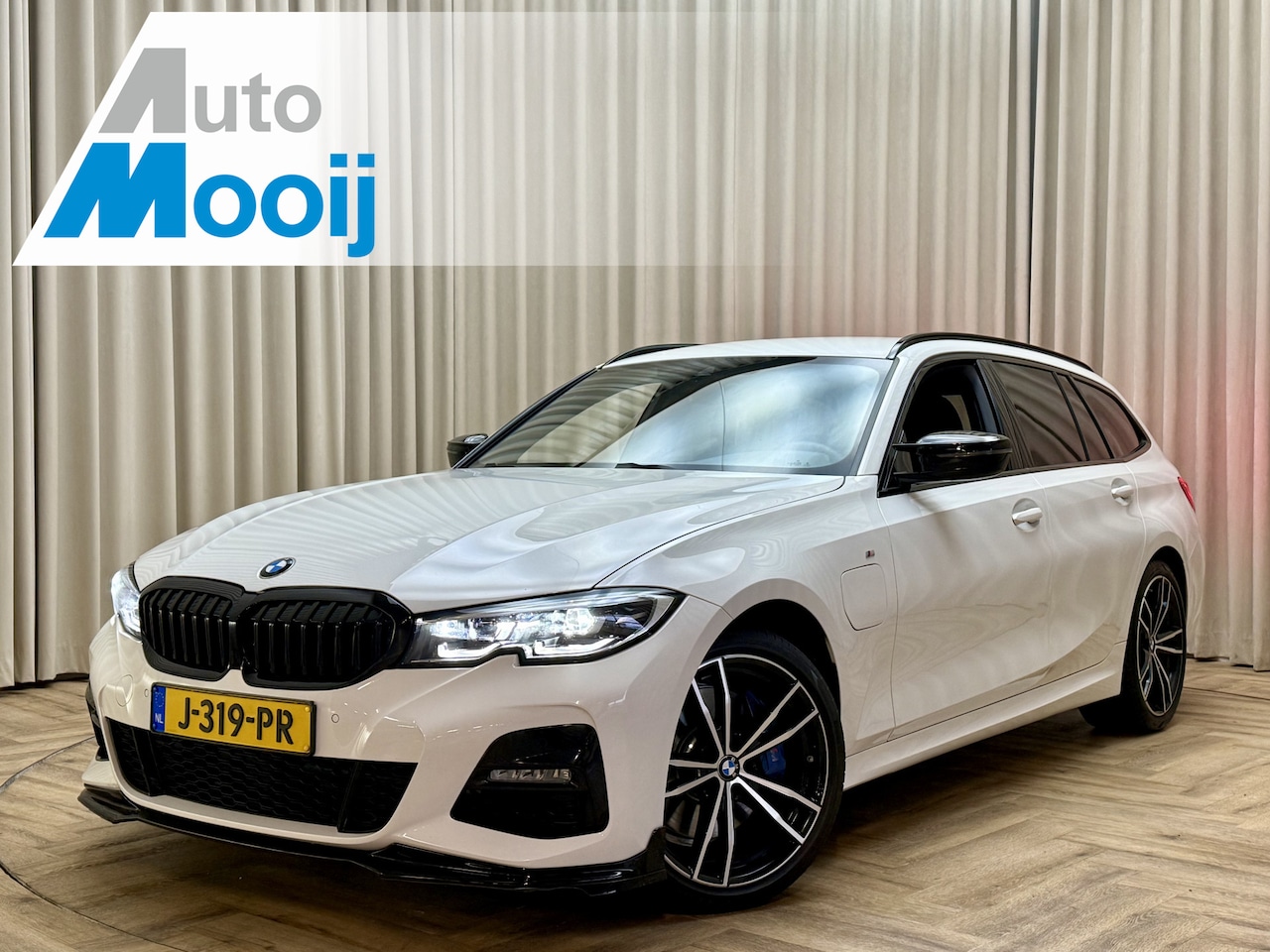 BMW 3-serie Touring - 330e M-Sport / Org.NL! / Carplay / Leder / Elek. Trekhaak / 19'' LMV /LED / Stoelverwarmin - AutoWereld.nl