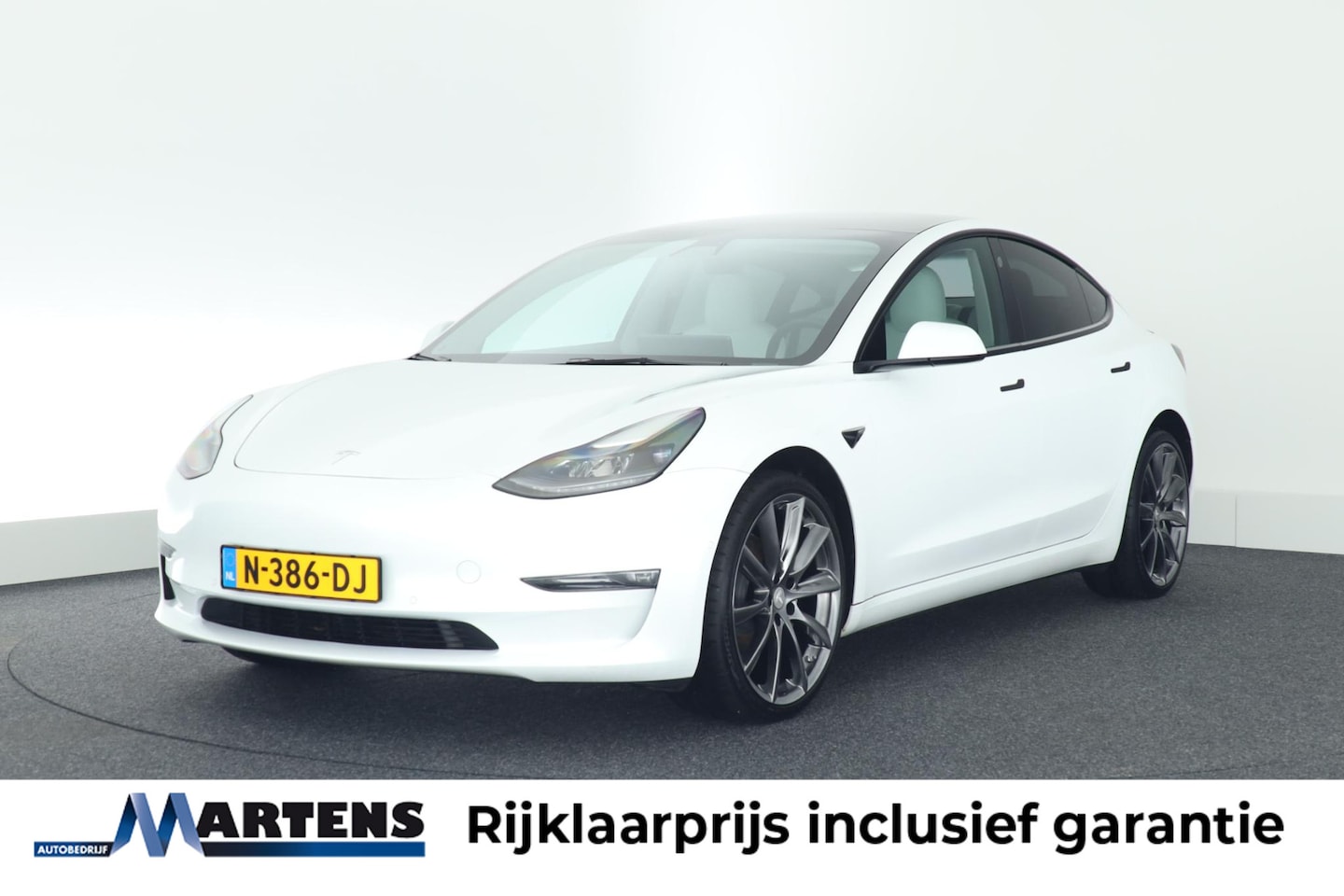 Tesla Model 3 - Long Range RWD Long Range AWD 351pk 75 kWh 94% SOH Wit interieur 20" velgen Privacy-Glass Carbon Achtersp - AutoWereld.nl