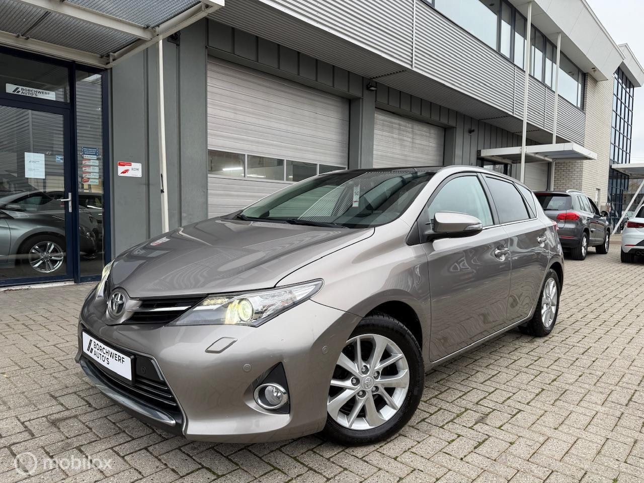 Toyota Auris - 1.6 Benzine | Trekhaak | Pano | Camera - AutoWereld.nl