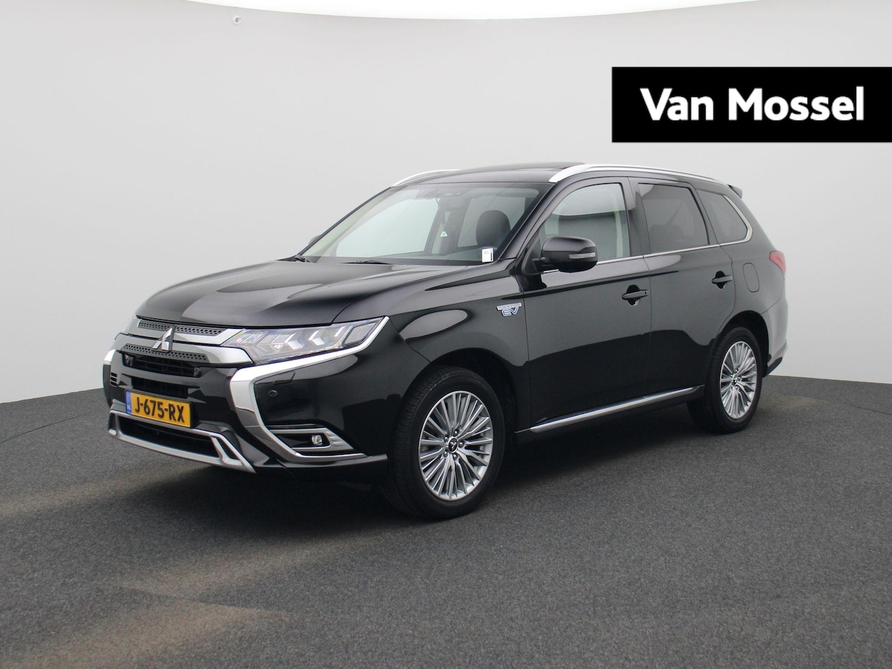 Mitsubishi Outlander - 2.4 PHEV Intense+ AUTOMAAT | TREKHAAK | PANORAMADAK | NAVIGATIE | CAMERA | ELEKTRISCHE STO - AutoWereld.nl