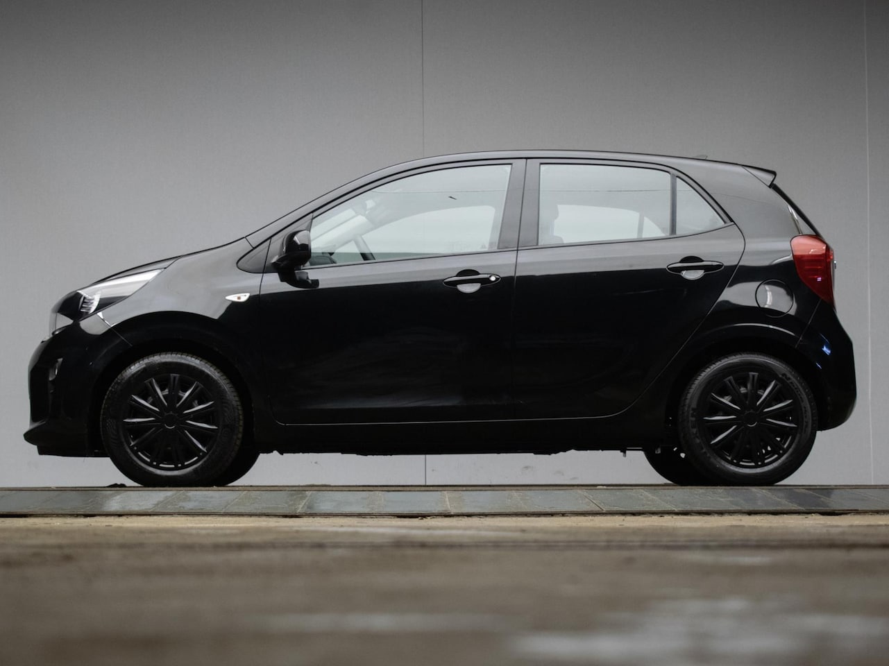 Kia Picanto - 1.0 MPi BLACK/PACK (APPLECAR PLAY,NAVI,LED,SPORTSTOELEN,AIRCO,BLACK,NETTESTAAT) - AutoWereld.nl