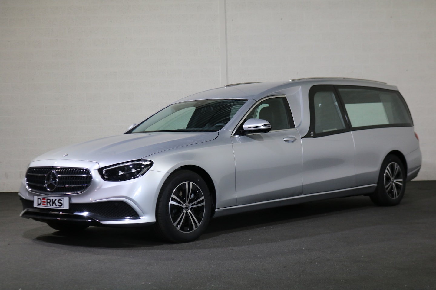 Mercedes-Benz E-klasse - 200T Indus Duexis 5-deurs Begrafenisauto (Nieuwe ombouw) - AutoWereld.nl