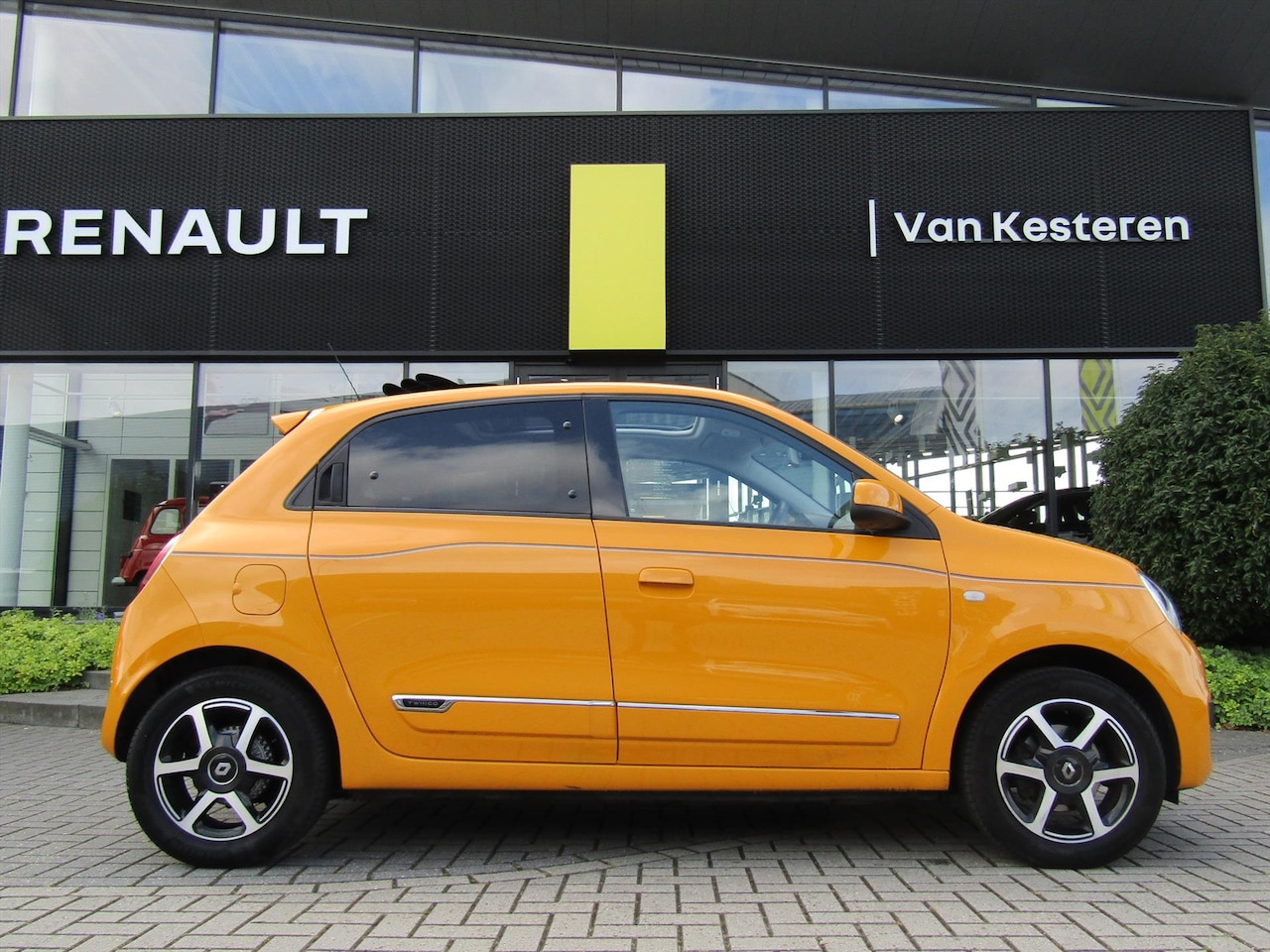 Renault Twingo - 1.0 SCe 75pk Intens / Cabrio-Top / Camera / Stoelverwarming / 1e eigenaar / Nieuwstaat - AutoWereld.nl