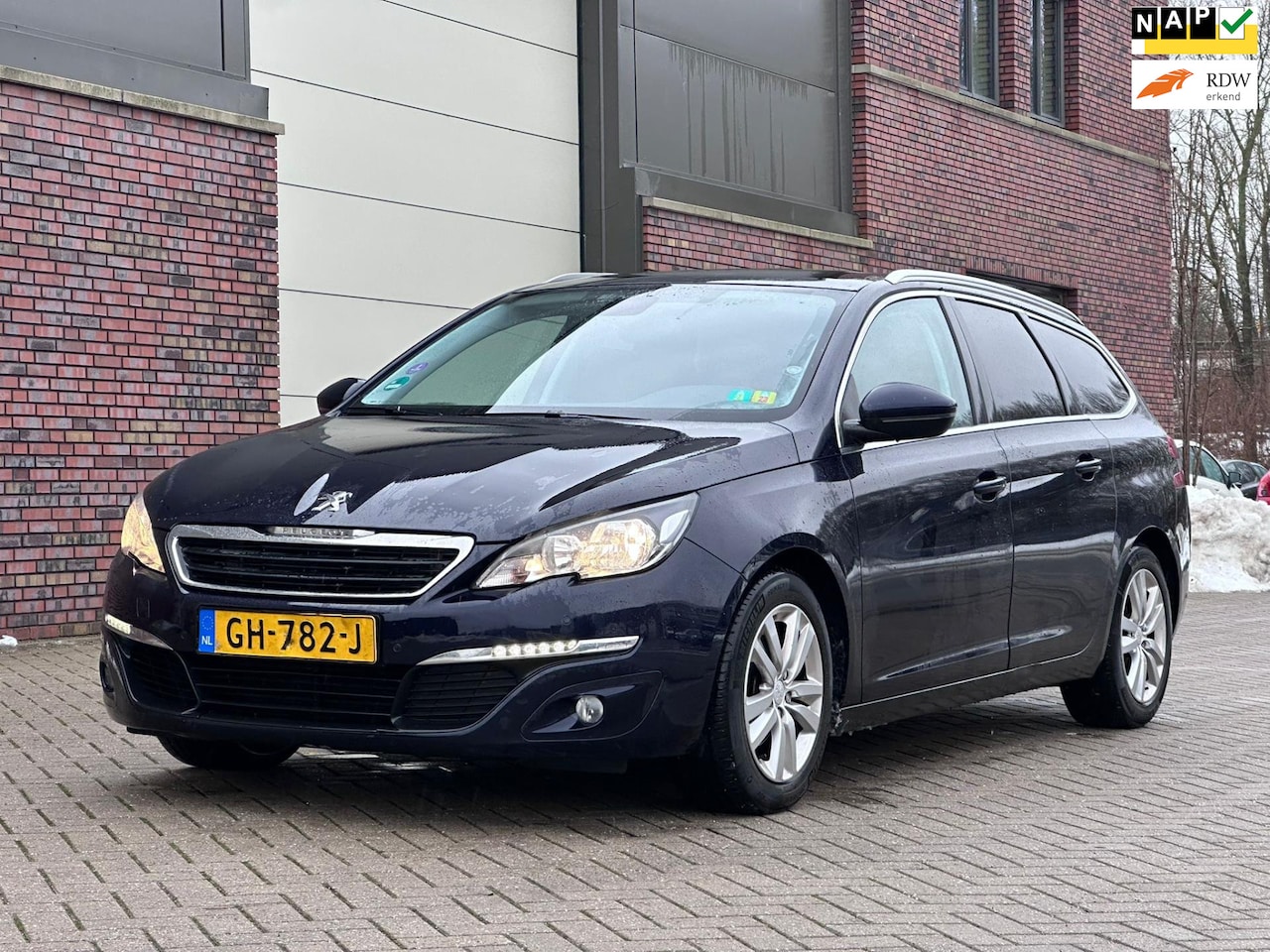 Peugeot 308 SW - 1.2 PureTech Blue Lease Executive Navigatie*Cruise*Clima*Dealer onderhouden*NAP*Parkeersen - AutoWereld.nl