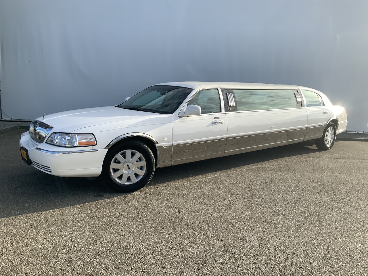 Lincoln Town Car - 4.6 Signature Limousine Airco Cruise TV Bar Volle Auto Automaat Euro 3 - AutoWereld.nl