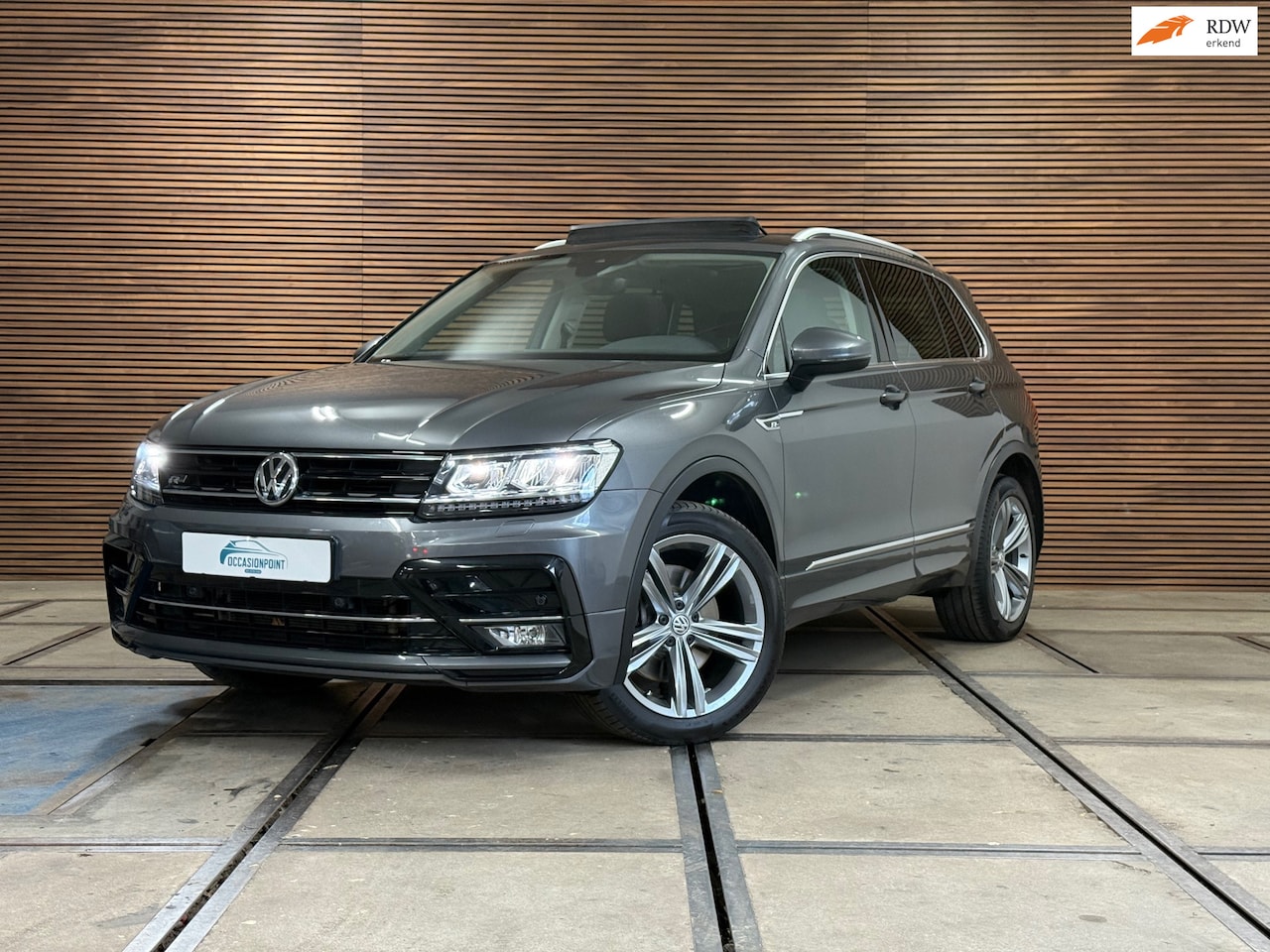 Volkswagen Tiguan - 2.0 TSI 4Motion Highline R-Line | Panoramadak | PDC voor + achter | Elekt. Trekhaak - AutoWereld.nl