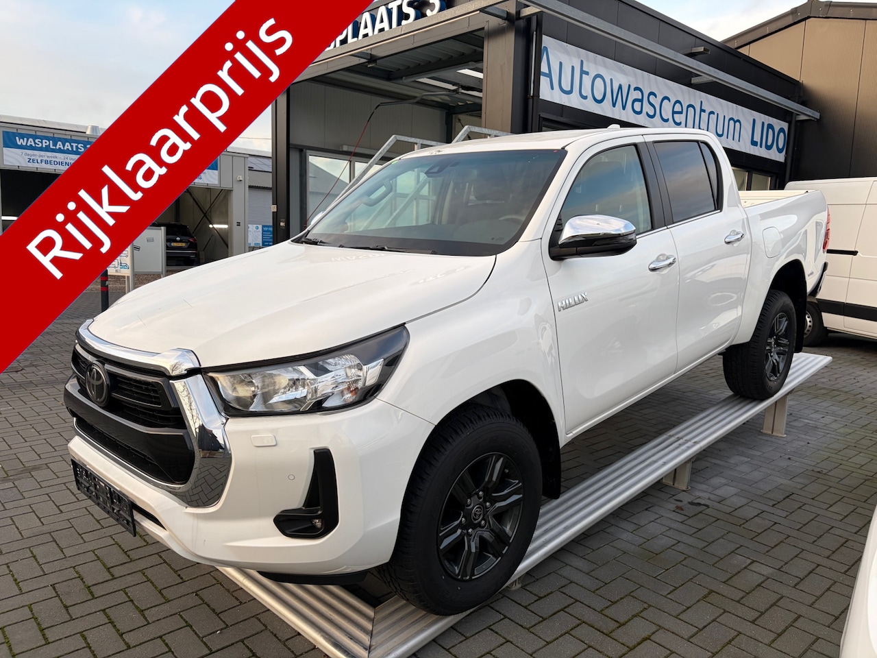 Toyota HiLux - 2.4 D-4D Double Cab Challenger VAN Automaat | Trekhaak - AutoWereld.nl