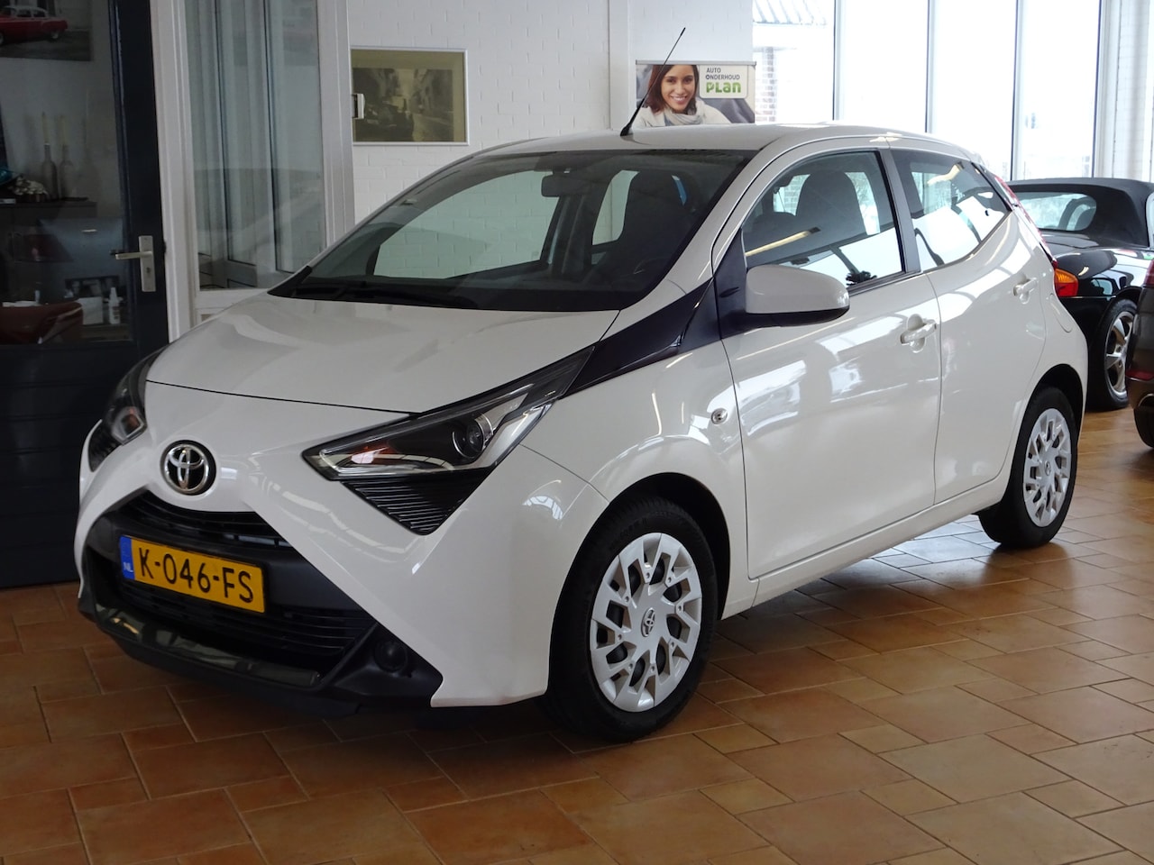 Toyota Aygo - 1.0 VVT-i x-play Airco, achteruitrij camera, elektrische ramen, centrale vergrendeling, Ap - AutoWereld.nl
