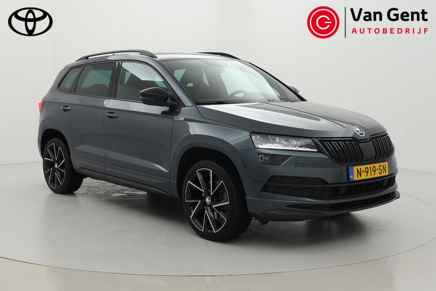 Skoda Karoq - 1.5 TSI ACT Sportline Business | Trekhaak | Navigatie | Stoel-/stuurverwarming | 19 inch | - AutoWereld.nl