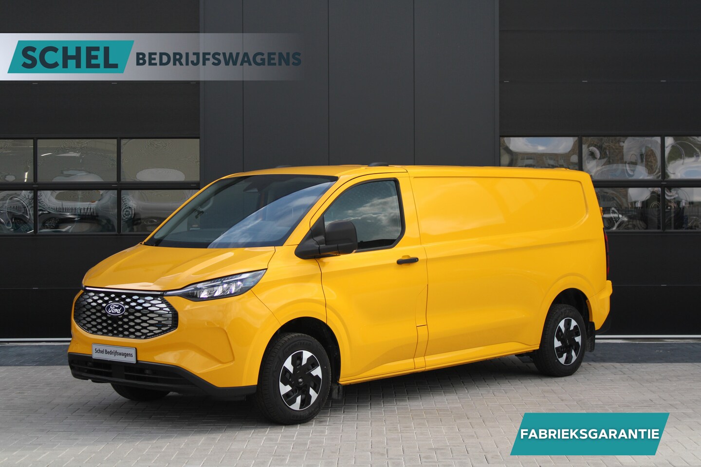 Ford Transit Custom - E-Transit 340 L2H1 Trend 65 kWh 136pk - Trekhaak - Camera - LED - Carplay - Grootlicht Ass - AutoWereld.nl