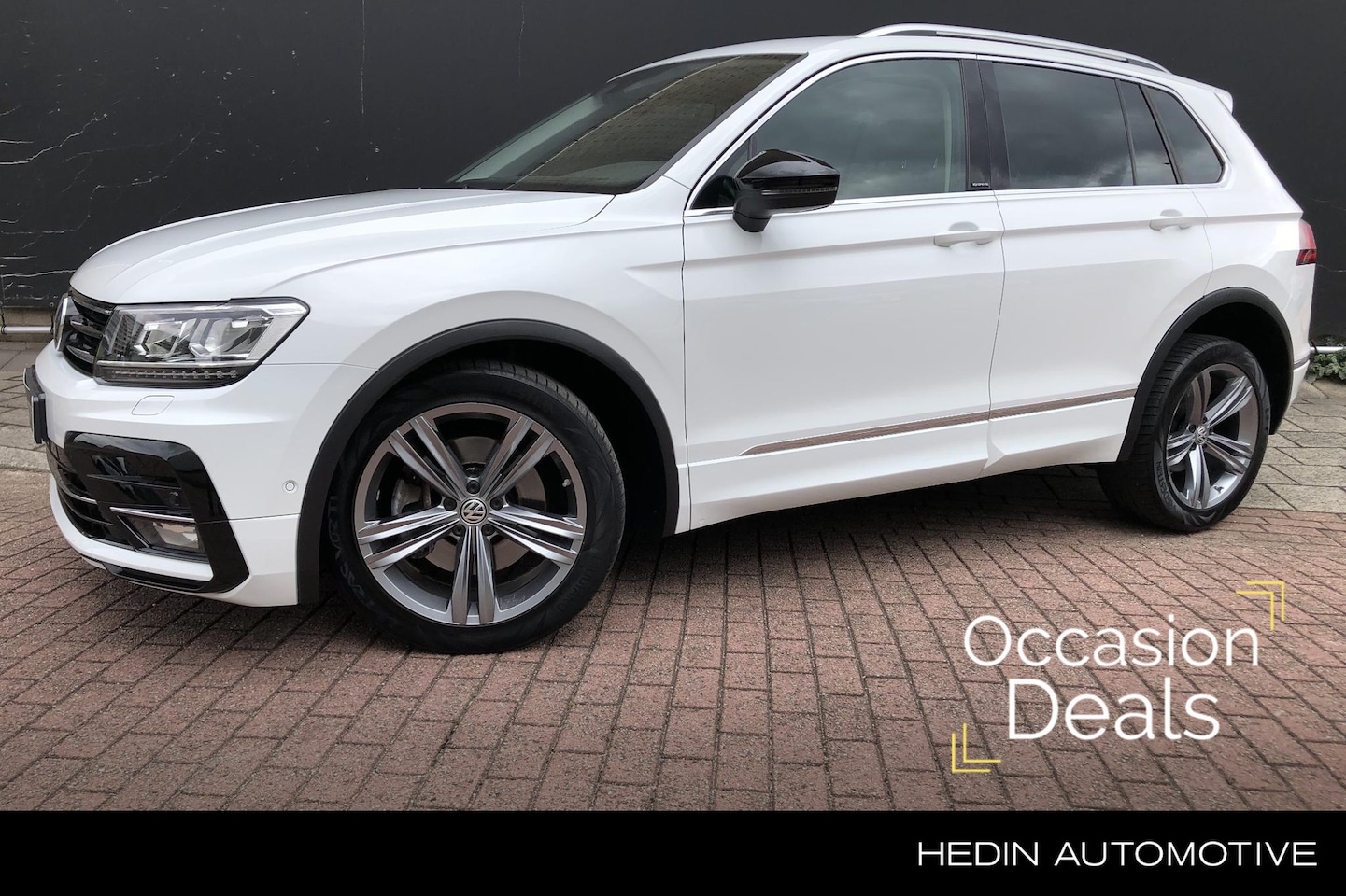 Volkswagen Tiguan - 2.0 TSI 4Motion Highline Business R Panoramadak | Trekhaak | Winterpack | Navigatie - AutoWereld.nl