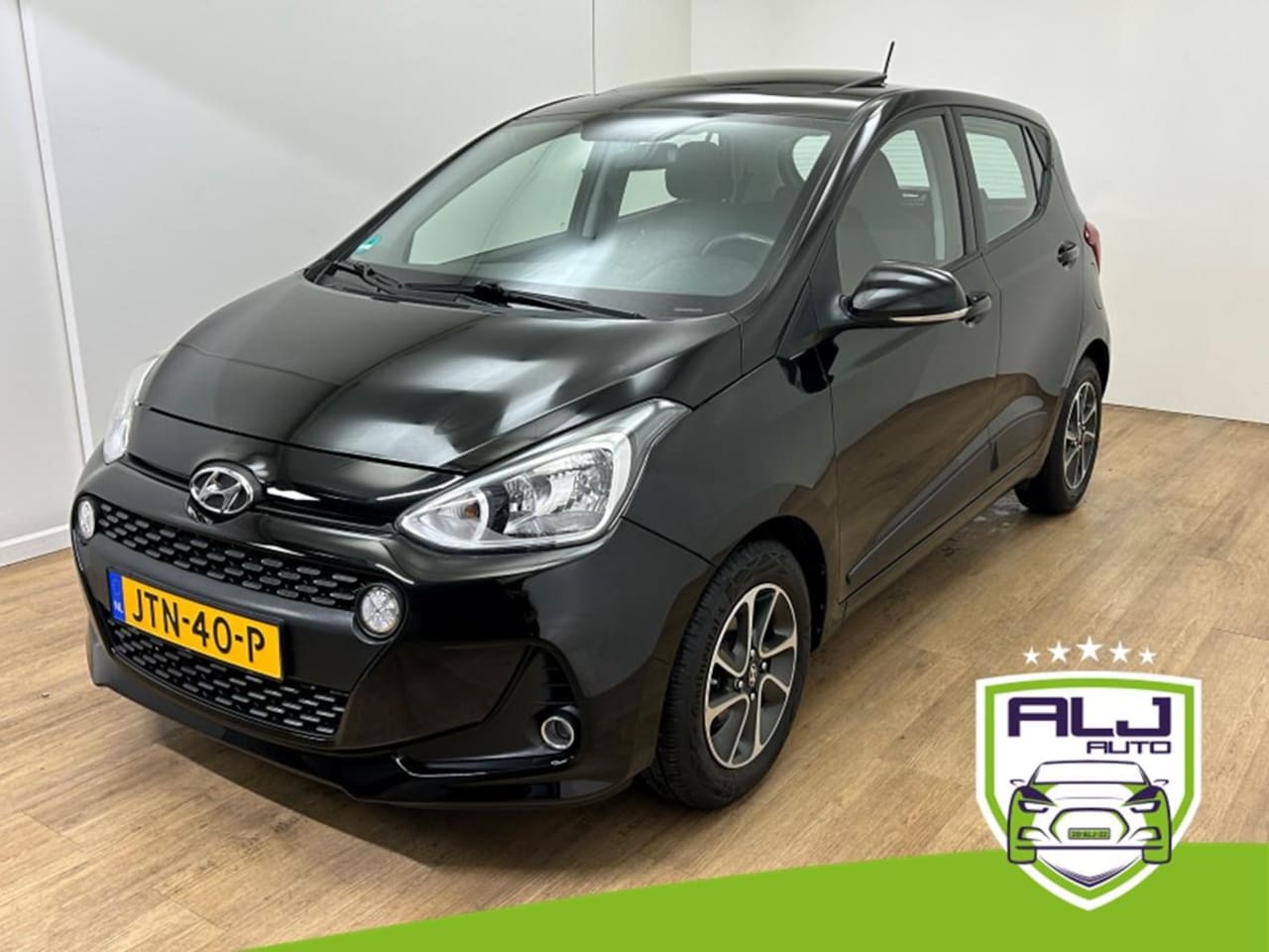Hyundai i10 - Occasion 1.2i | Zwart | Tweedehands Hyundai i10 | Airco | Stoelverwarming | Panoramadak | - AutoWereld.nl