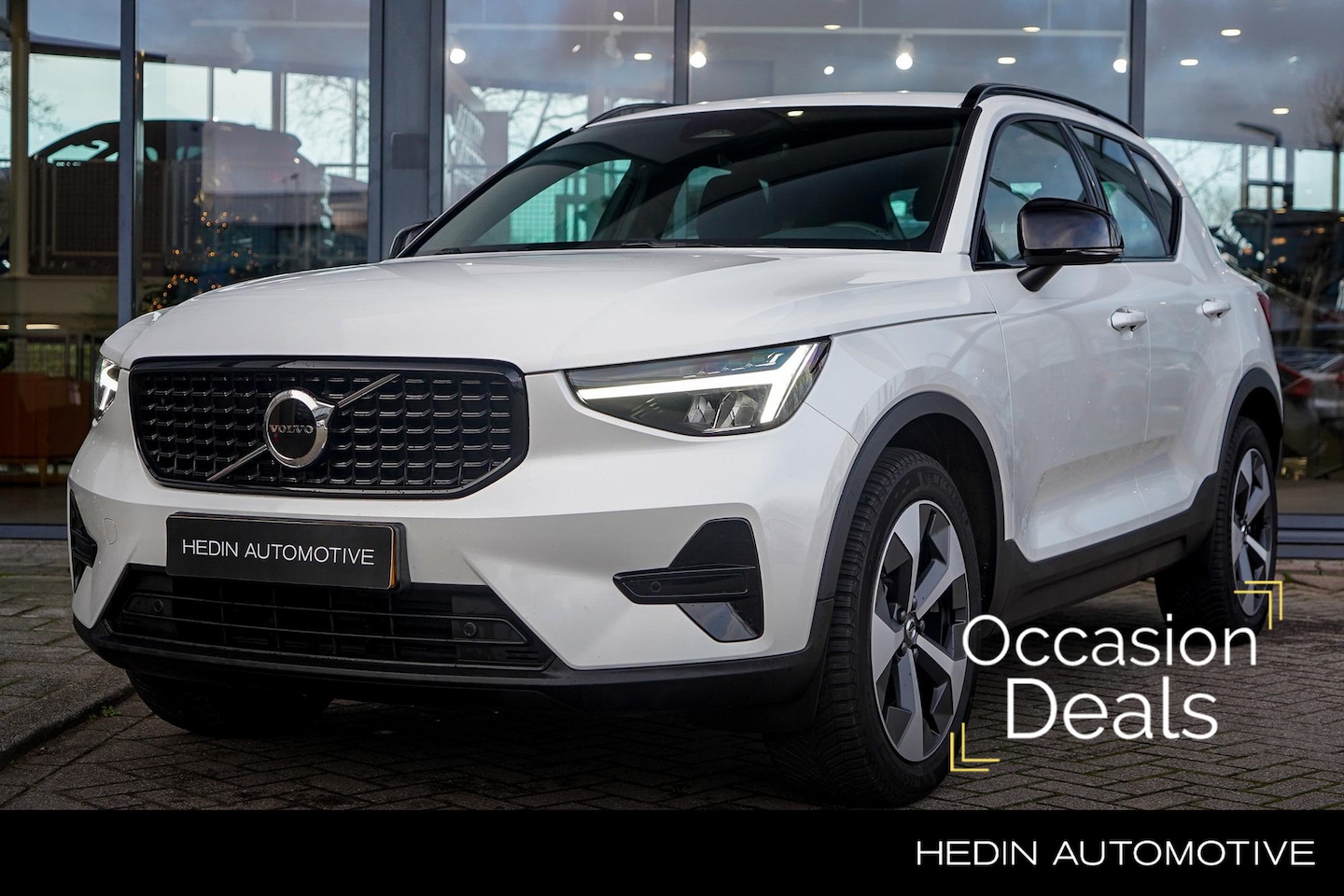 Volvo XC40 - 2.0 B4 Plus Dark | Adaptieve Cruise + Pilot Assist | Elek. Trekhaak | Stoel & Stuurverwarm - AutoWereld.nl