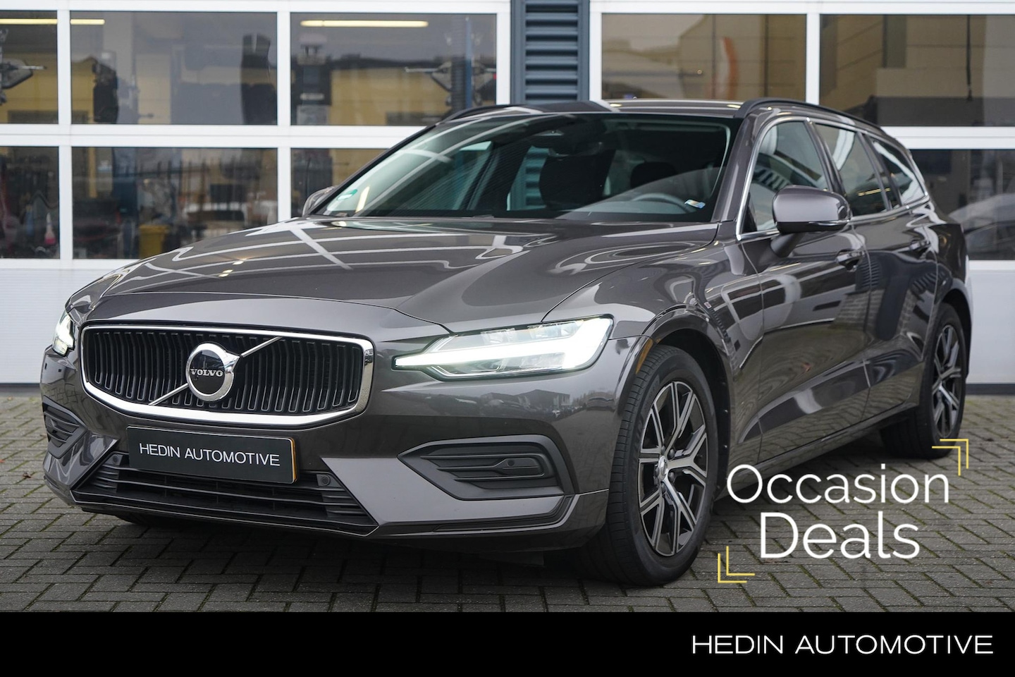 Volvo V60 - 2.0 B3 Core | Stoel & Stuurverwarming | Elektrische achterklep | Adaptieve cruise control - AutoWereld.nl