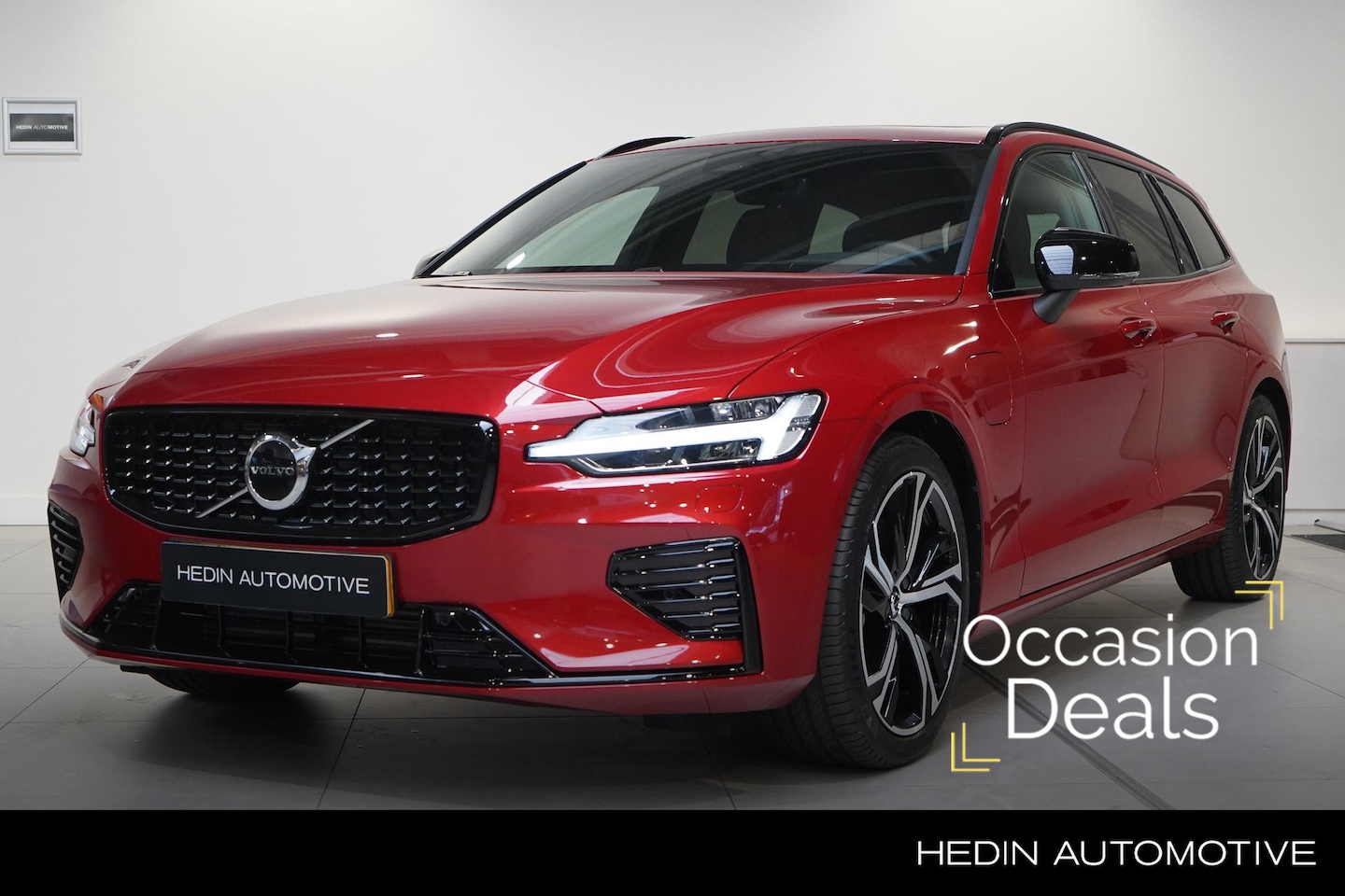 Volvo V60 - T6 Plug-in hybrid AWD Ultra Dark 350pk | Premium Audio Harman/Kardon | Trekhaak | Panorama - AutoWereld.nl
