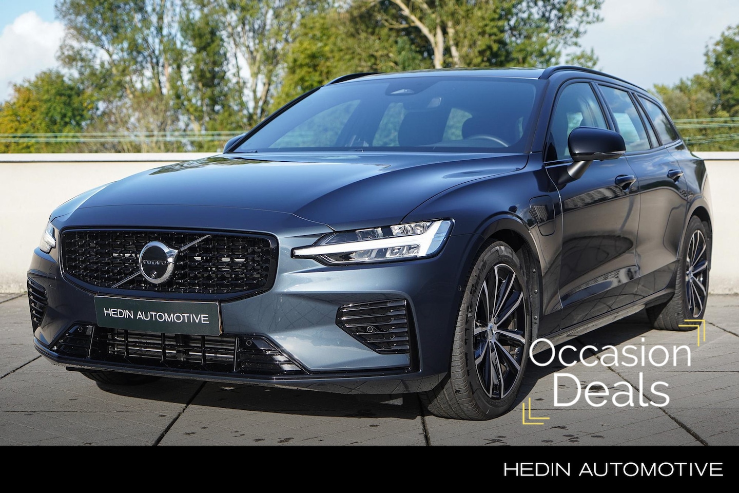 Volvo V60 - 2.0 T6 Plug-in hybrid AWD Plus Dark | Verwarmbare voorruit | Trekhaak | 360 Camera | Harma - AutoWereld.nl
