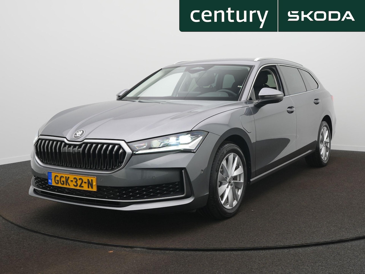 Skoda Superb Combi - 1.5 TSI iV First Edition / Elektr. trekhaak / 360 Camera / Acc - AutoWereld.nl