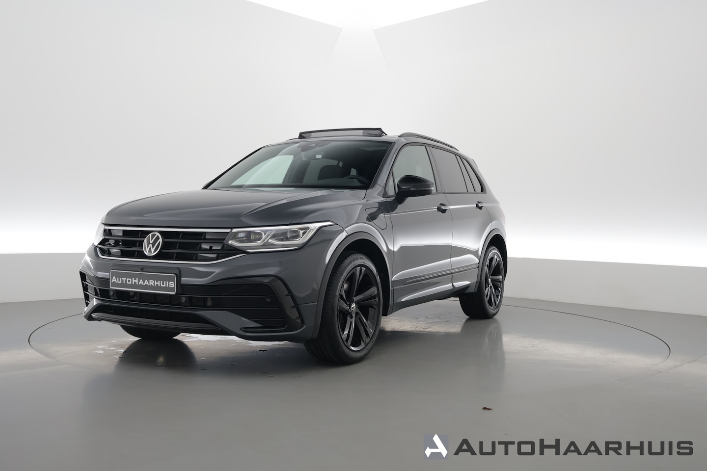 Volkswagen Tiguan - 1.4 TSI eHybrid R-Line Black style | Pano | 360cam | Elek. Trekhaak | 19'' | Stoel- Stuurv - AutoWereld.nl