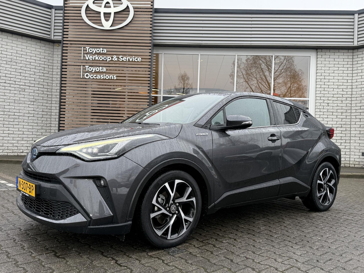 Toyota C-HR - 1.8 HYBRID STYLE STOELVERW BLIND-SPOT NAVI APPLE/ANDROID JBL-AUDIO PARK-SENSOREN KEYLESS N - AutoWereld.nl