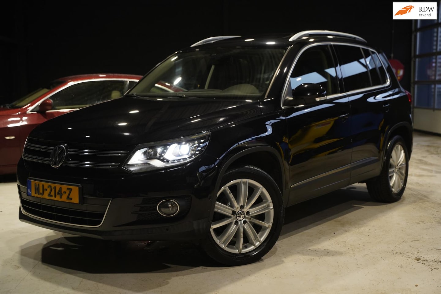 Volkswagen Tiguan - 2.0 TSI 4motion DSG, Leder, Trekhaak, Pano - AutoWereld.nl