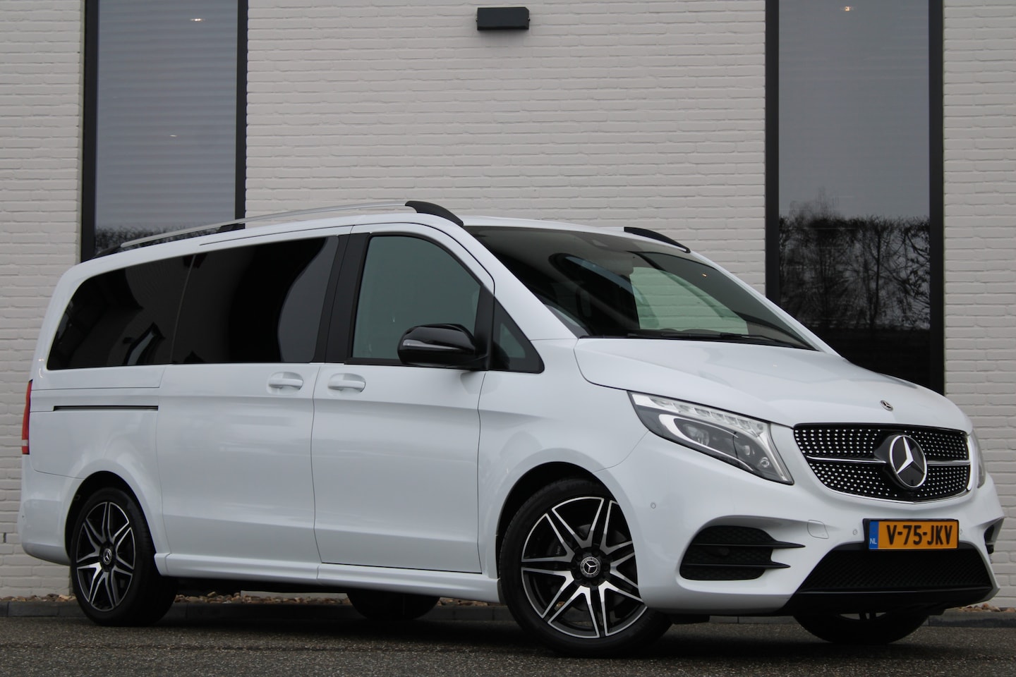 Mercedes-Benz V-klasse - 220d / Aut / Lang / AMG / DC / 2x Schuifdeur / MBUX (apple carplay) / Camera / NIEUWSTAAT - AutoWereld.nl