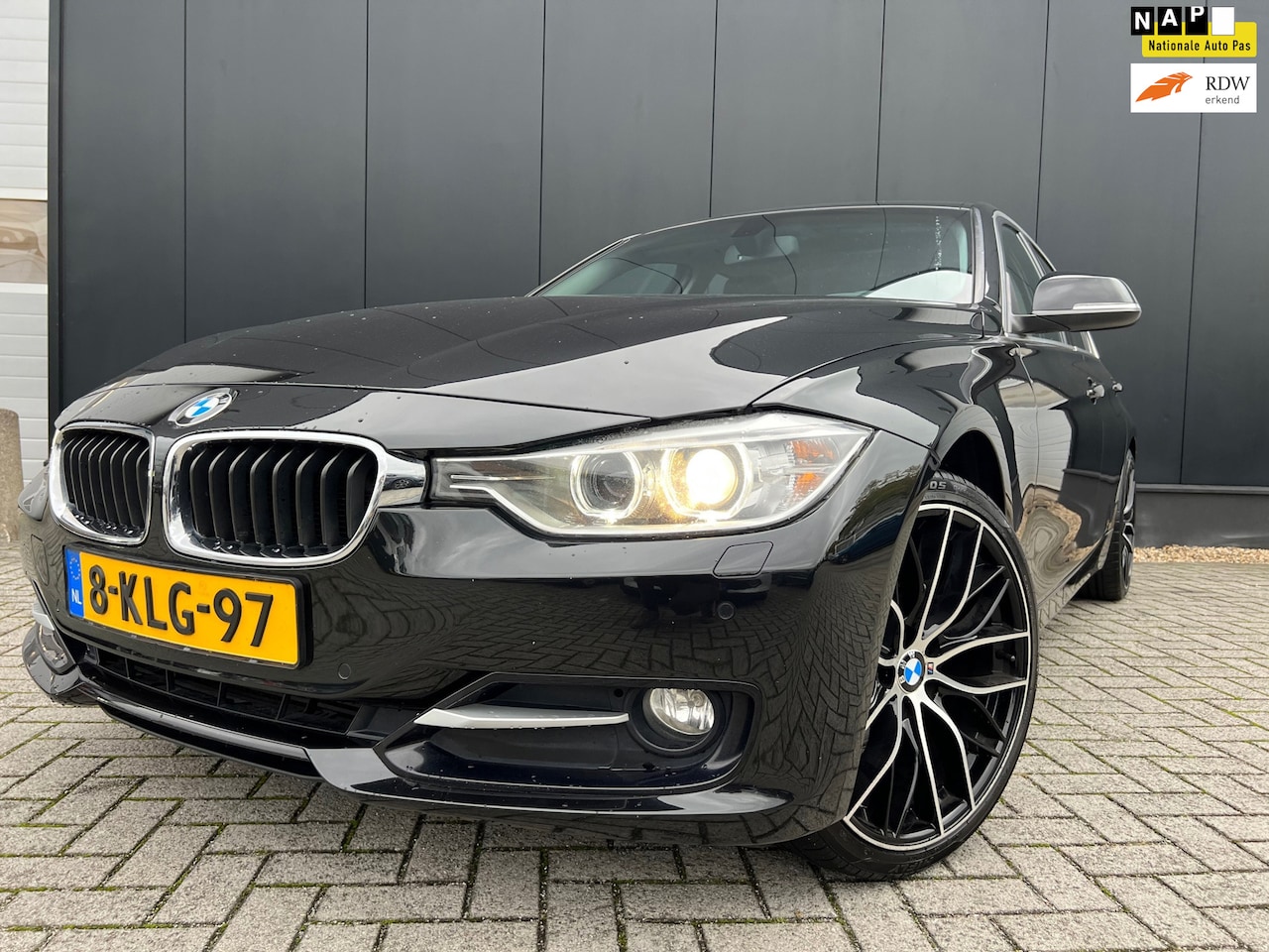 BMW 3-serie - 320i Sport '13 Leder/19'Lmv/Navi/OrgNl/ZrMooi - AutoWereld.nl